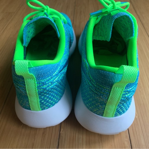Nike Women’s Roshe One Flyknit Size 8 - Picture 5 of 7